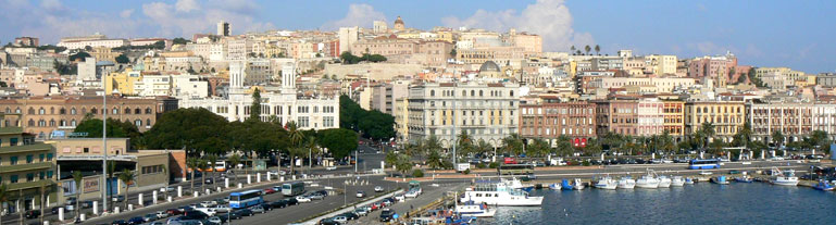 foto panoramica del porto di Cagliari veduta della città e del mare