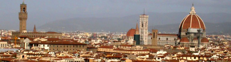 foto panoramica di Firenze, il duomo ed il palazzo vecchio spiccano da sopra tetti 