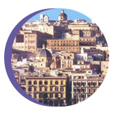 foto di Cagliari racchiusa in cerchio con veduta panoramica del porto