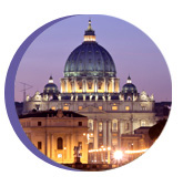 foto di Roma racchiusa in cerchio con dettaglio della cupola di san pietro all'ora del tramonto